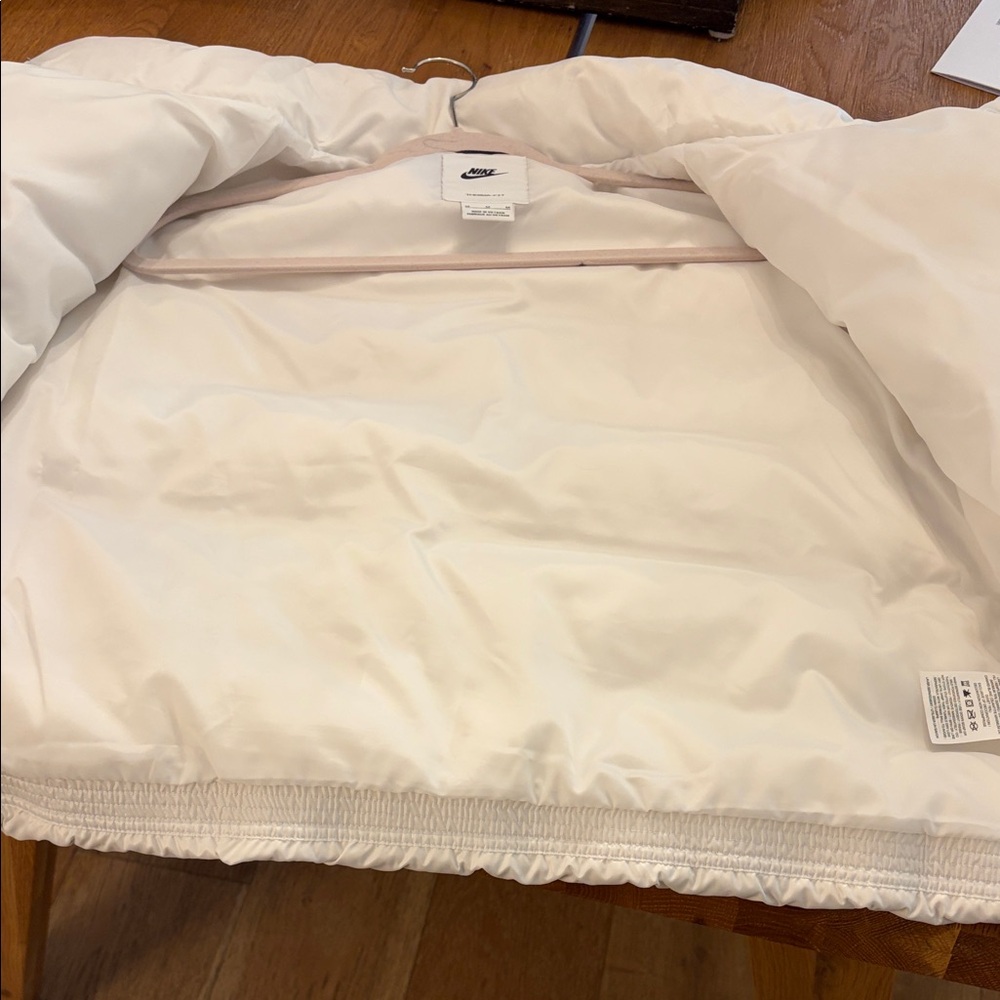 Nike Women's Classic White Puffer Jacket - Picture 5 of 10